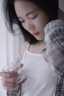 性奴秘书跪着伺候主人